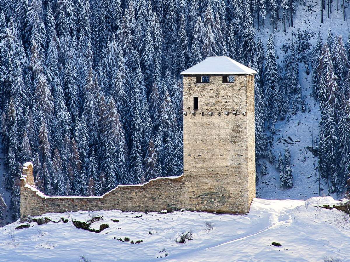 7 menej známych slovenských hradov, ktoré stoja za návštevu v zime
